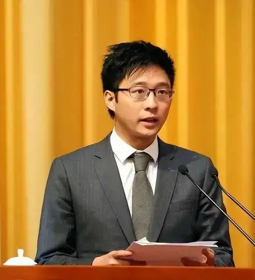 霍启山:朱玲玲第二个儿子,比哥哥帅气,39岁成澳娱董事,仍未婚