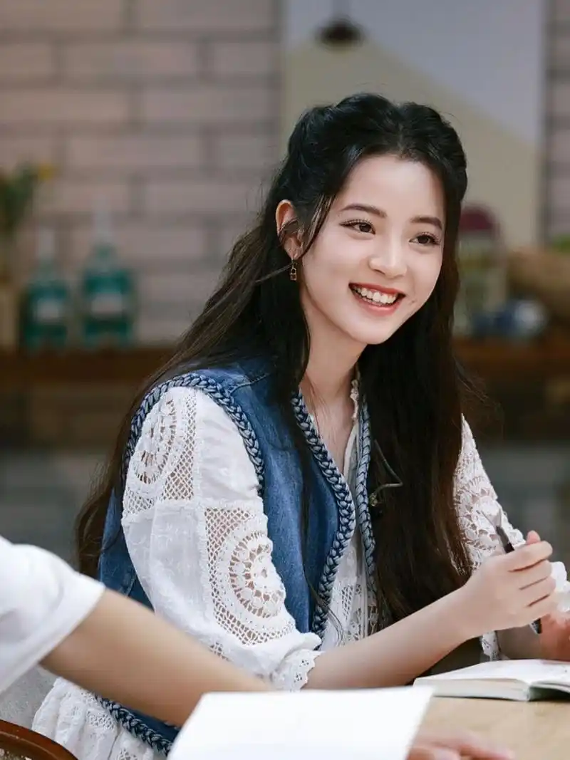 欧阳娜娜#相遇的夏天# 节目穿搭科普合集 清新甜美的nabi,少女感溢出