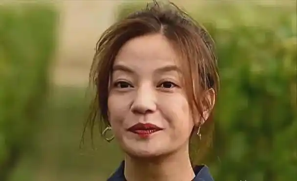 曝47岁赵薇离婚!