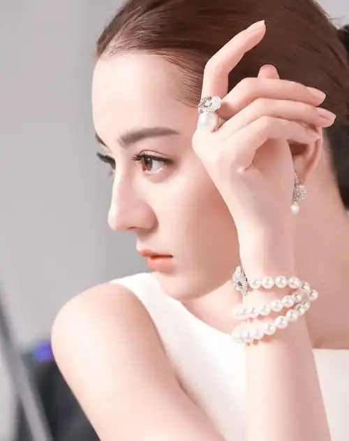 迪丽热巴拍写真,应摄影师要求只露侧脸,网友:犹抱琵琶半遮面