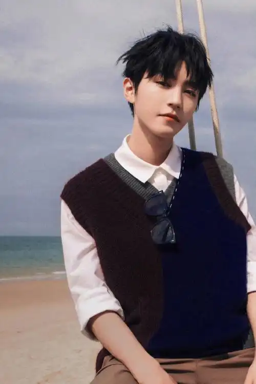 王俊凯超话  时隔三年再看这套女友视角下的海边大片,依旧会被少年感