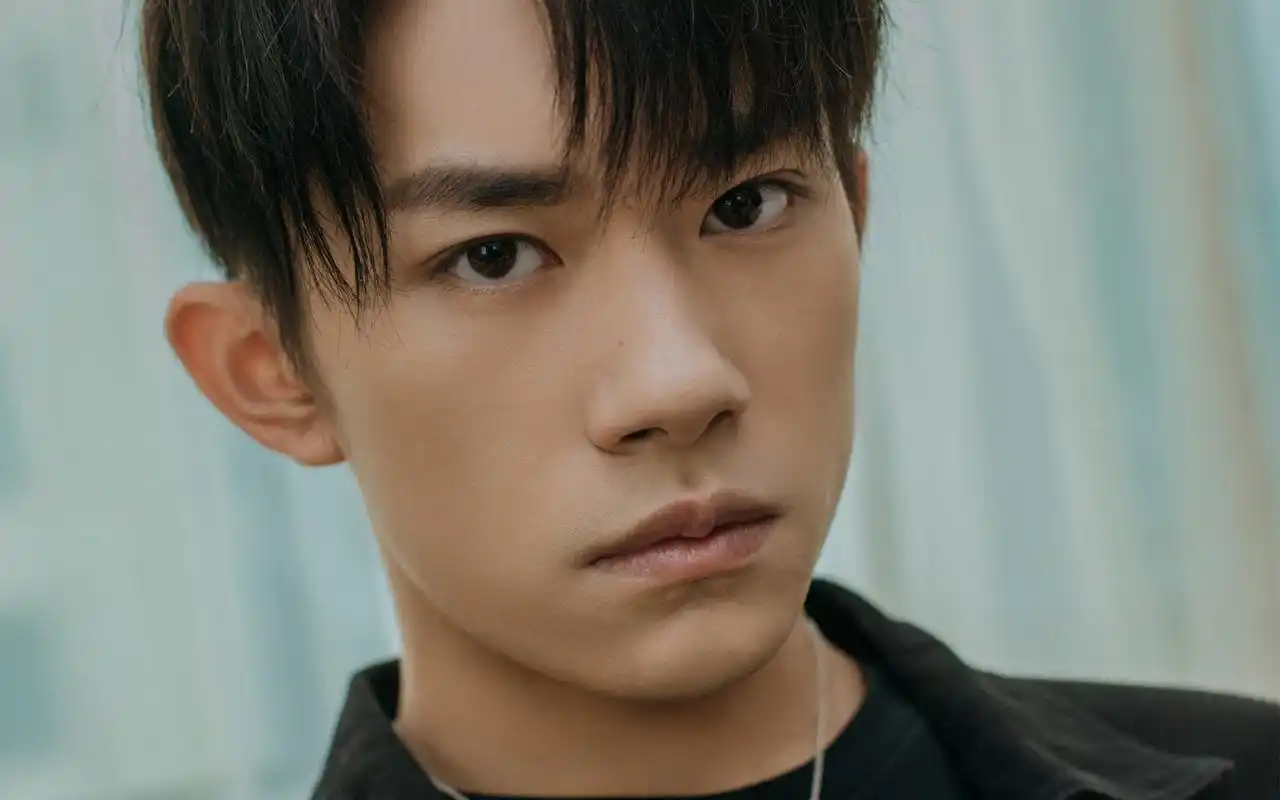 易烊千玺杂志照片高清电脑壁纸