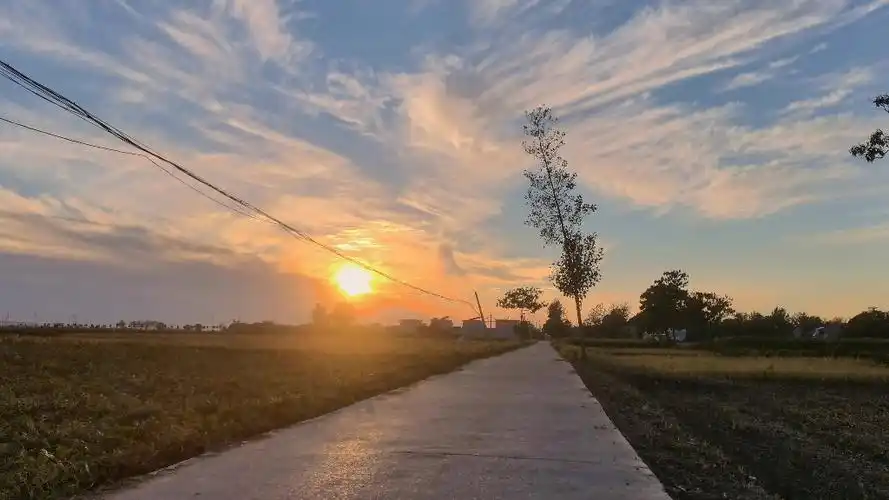 深秋时节的河南农村傍晚,迎着夕阳,追着晚霞,聆听大自然的声音