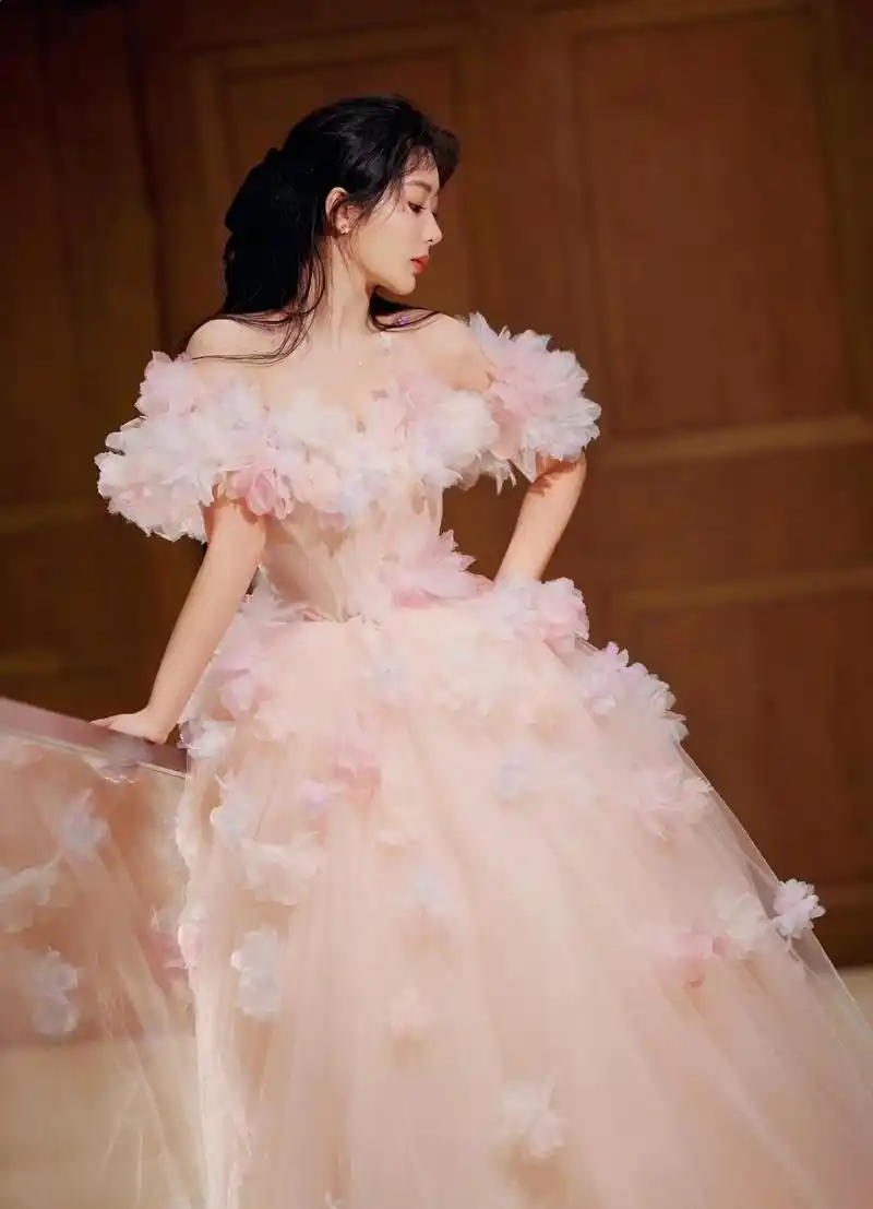 杨紫 #杨紫粉色海洋舞台好甜 紫妹人美歌甜,好乖好可爱呀 - 抖音