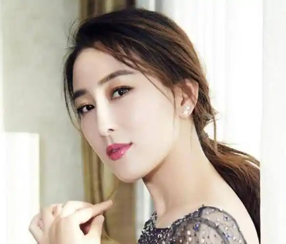 马苏的外表并不像李小璐那样精致,但她有着耐看的特点,越看越顺眼.