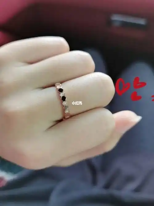 近年来,很多明星在结婚时都会选择梨形钻戒,angelababy那款婚戒就是