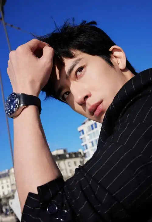 全球品牌大使,井柏然一身courrèges早春系列的条纹套装小秀身材,出席