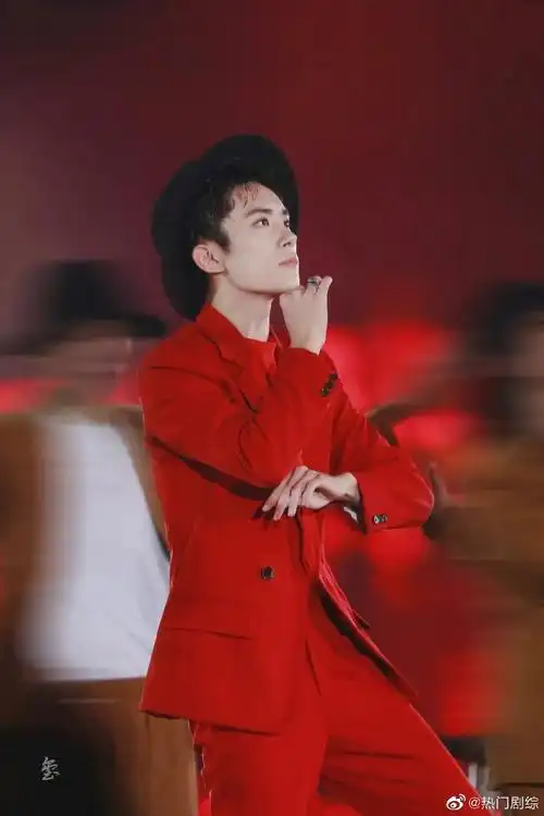 易烊千玺#那些年易烊千玺与红色的适配度~红色西装的千玺真的很a