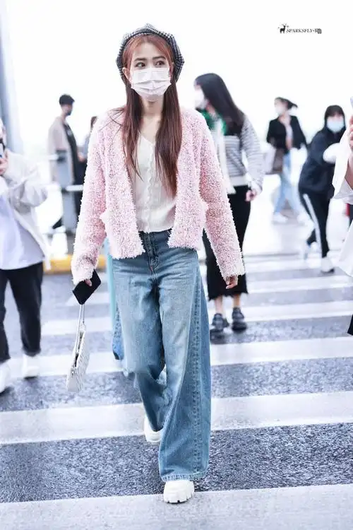 徐璐太好看了樱花粉外套配阔腿牛仔裤甜美又帅气少女感好浓烈