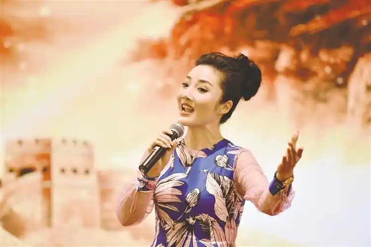 白致瑶演唱《母亲是中华》.