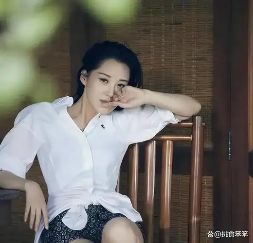 近期,许晴,陈数和李小冉作为中年女星备受关注,她们的外貌成为了热议