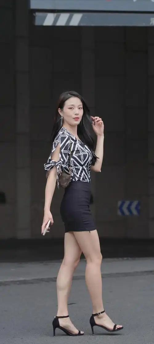 黑白格纹上衣搭配黑色包臀裙满满的成熟女人味并且还很有气质