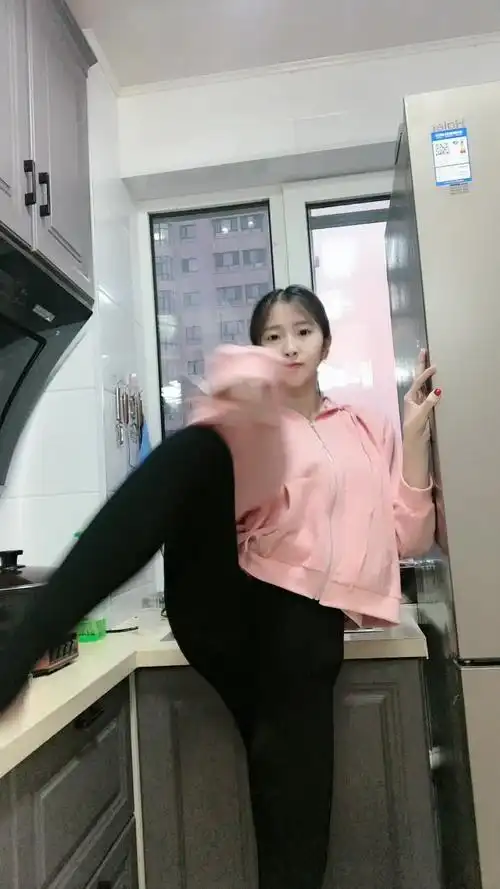 性感女神在线劈腿走到哪劈到哪