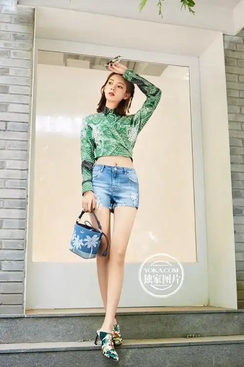 陈瑶夏日清新大片小露蛮腰阳光女孩分外迷人