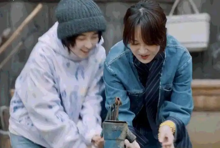 杨紫压水洗手不方便,张子枫举动被镜头记录,这姐妹情让人羡慕