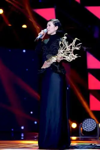 已经进行到第七期,在《蒙面歌王》奋战四期的天籁歌姬"野草"谭维维