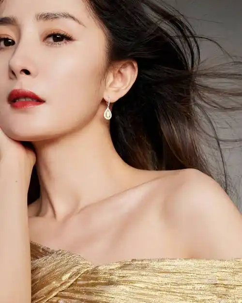 杨幂身穿香槟色曳地披风裙宛若夏日女神性感清凉