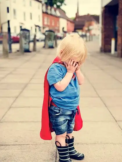 i>超 /i> i>级 /i>英雄小男孩弄哭