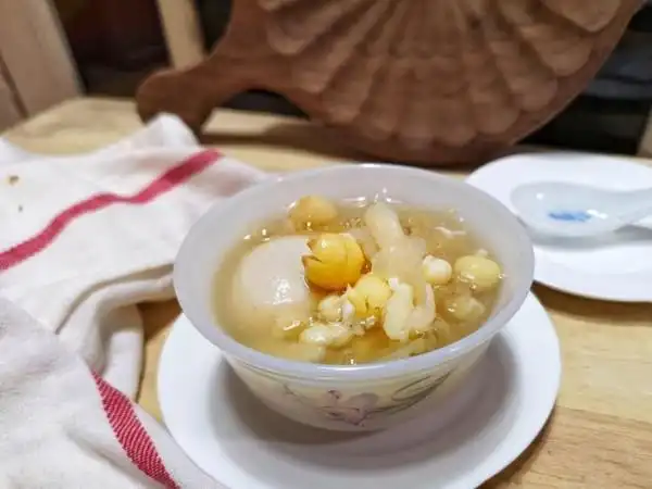 小亦小小做的鸡头米银耳百合莲子糖水