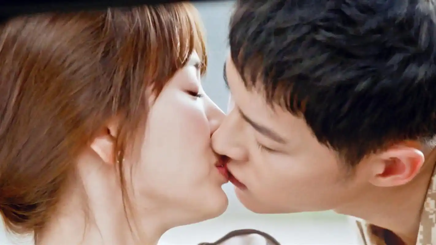 太阳的后裔男女主角亲吻剧照壁纸图片下载