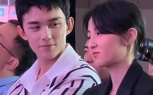 胡先煦和张子枫拍吻戏,不会摆姿势,网友:去问问吴磊和赵今麦啊