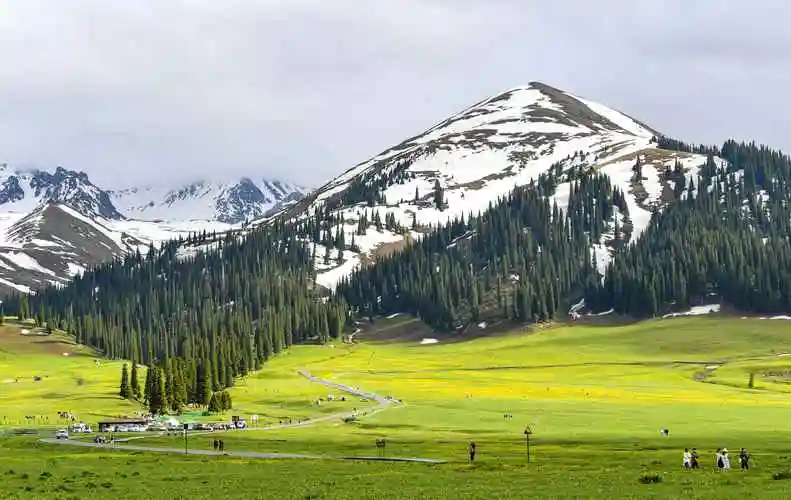 游客在位于新疆伊犁哈萨克自治州新源县的那拉提旅游风景区观光(5月19