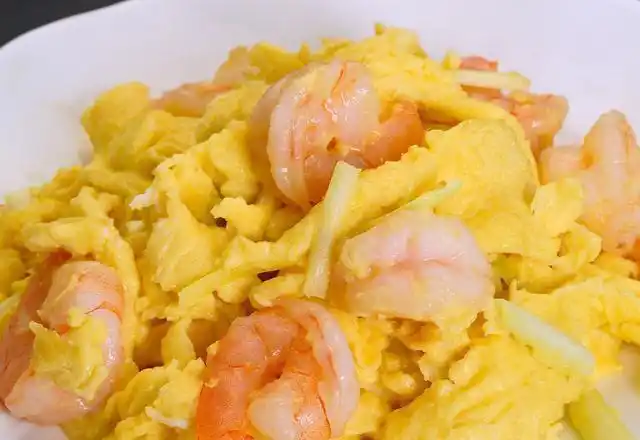 虾仁炒鸡蛋怎么炒好吃(制作虾仁炒鸡蛋的方法)