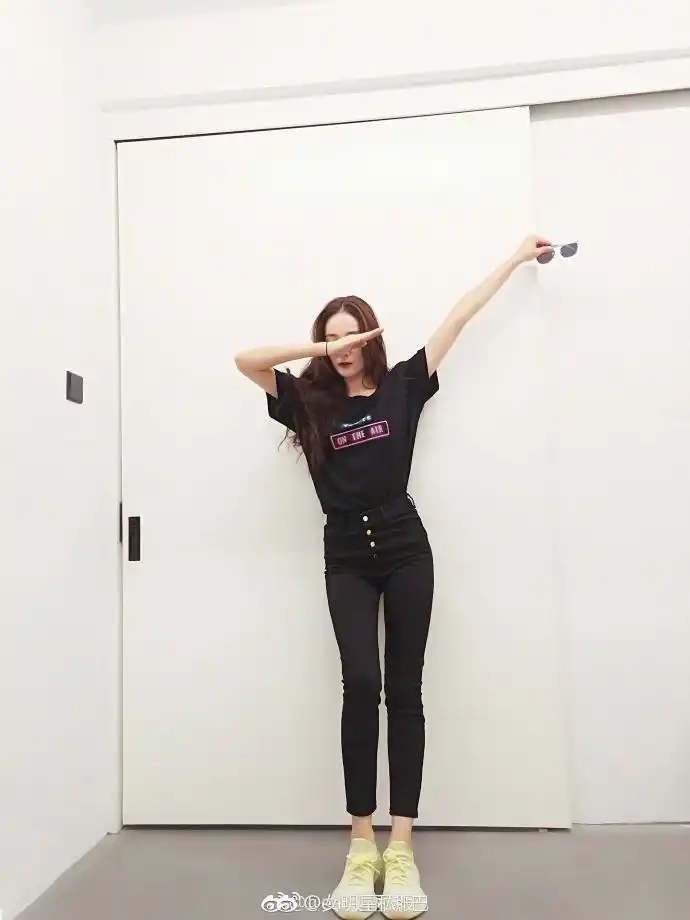 迪丽热巴和倪妮均穿黑色t恤和牛仔裤搭配adidas黄油椰子鞋,一个活泼