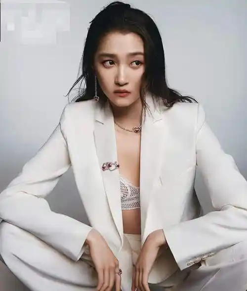 关晓彤晒时尚杂志大片!穿吊带牛仔衣锁骨精致,戴36万戒指太贵气