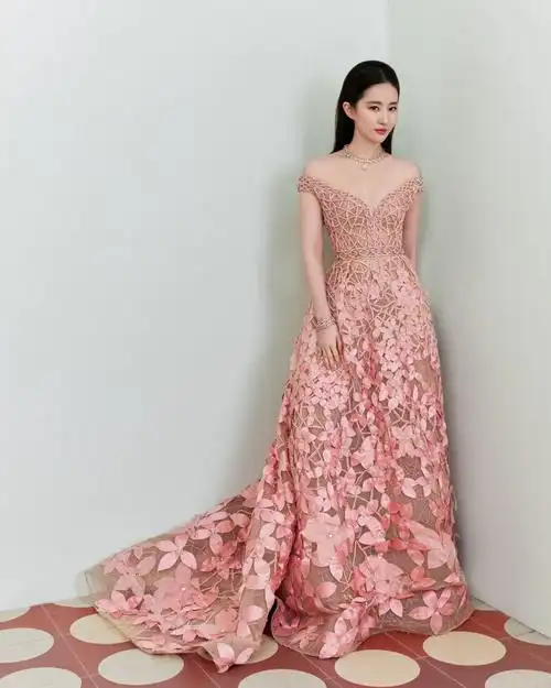 刘亦菲深v浮雕礼服