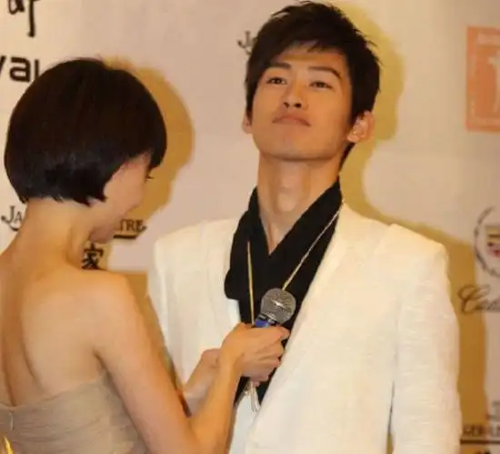 郑爽和张翰8年前同台旧照被扒网友那时候的她白皙水灵惹人爱