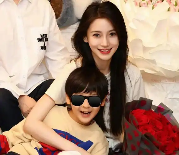 杨颖生日与家人共度,7岁小海绵暴风抽高,长相像极了黄晓明_杨幂_孩子