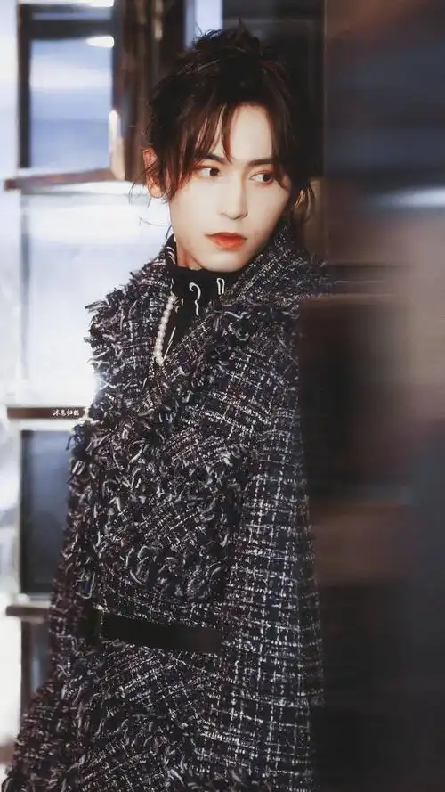 张哲瀚今天上热搜谁收益大