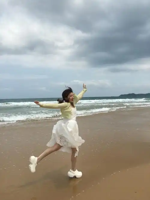 赖美云超话  家人们我听说现在去海边都流行这么打卡,是真的吗97