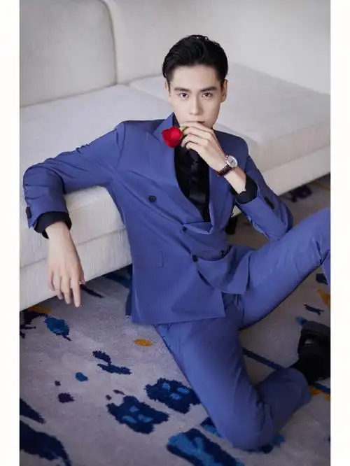 胡一天蓝色西装皮鞋黑袜