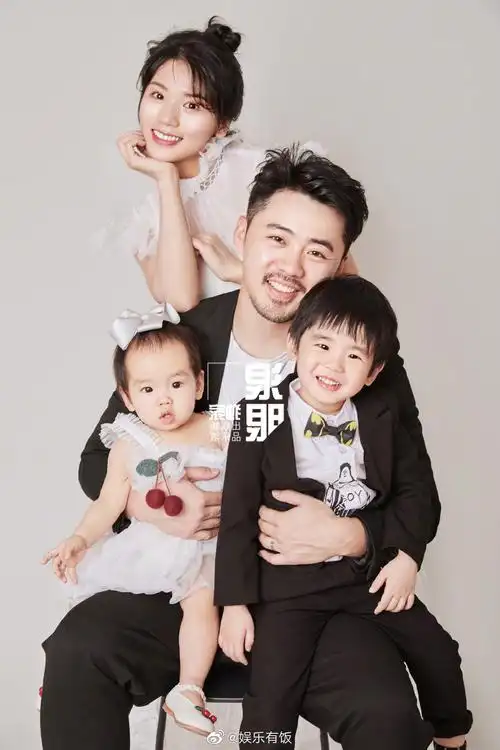 首度曝光黄英幺儿和丈夫曹帅leo携一子一女全家福正式公开