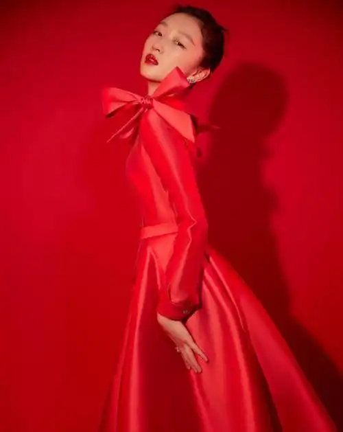 周冬雨春晚造型真美一袭红色长裙明艳吸睛娇小身材也有时尚感
