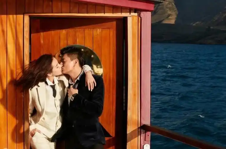 吴奇隆刘诗诗再曝婚纱照 甜蜜依偎深情拥吻_结婚攻略_武汉得意结婚网