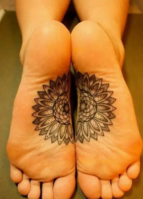 男人脚底向日葵个性纹身图案