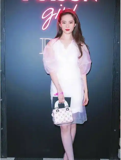 刘亦菲近照曝光,35岁看着像53岁,网友:不再是女神了