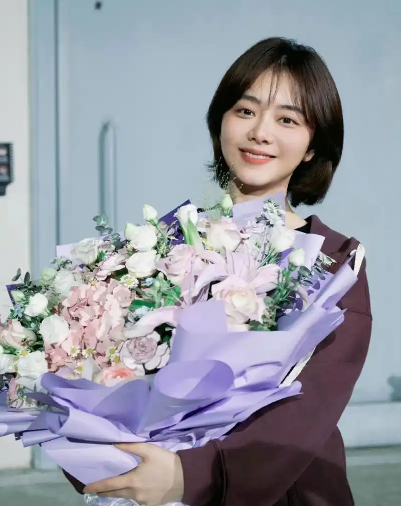 谭松韵新戏开机3个月完成拍摄,收工照留着短发温婉又甜美,这次搭档男