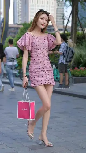 街拍:粉色露肩连衣裙搭配水晶高跟鞋,展现好身材还衬托气质