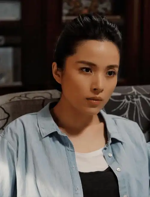 靳东老婆李佳久违晒娃,休闲打扮秀纤细大长腿,二婚嫁靳东被宠溺_儿子