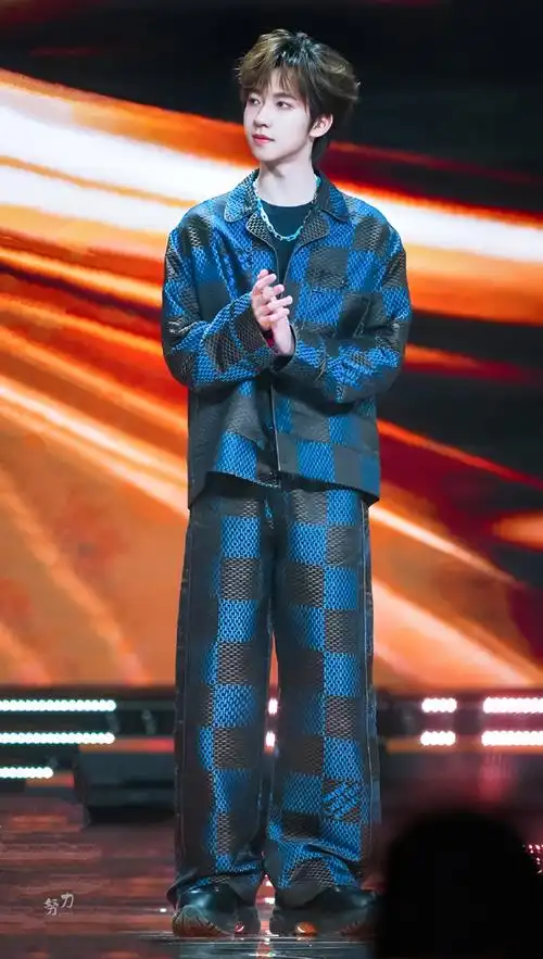 微博之夜新图##贺峻霖 梦蝶破笼