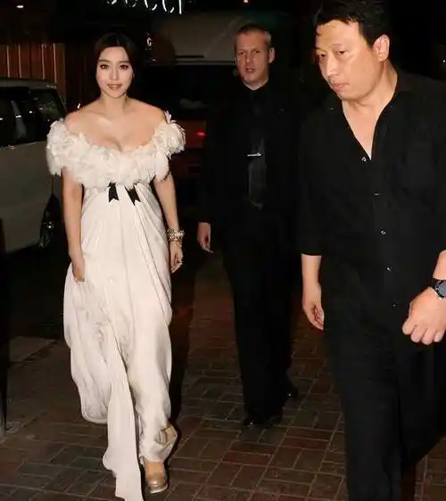 范爷经纪人穆晓光近况曝光,落寞返台为奔丧,曾因其沦为阶下囚_网易