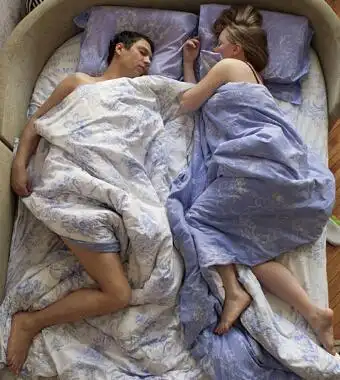 情侣睡姿 男女不同睡姿暗示什么?