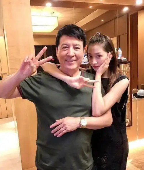 看了关晓彤的父母,才知道鹿晗妈妈为啥找关晓彤做儿媳,一目了然_凤凰