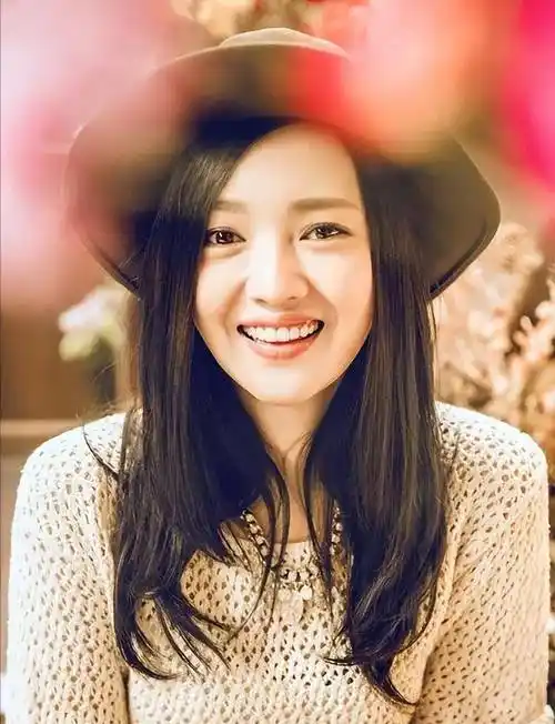 傅晶作为一个同样投身于演艺事业的女演员,她理解唐曾的执着和努力,但