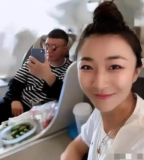 孙红雷被曝移民,陪同媳妇在米兰挑选家具,小15岁娇妻风韵犹存