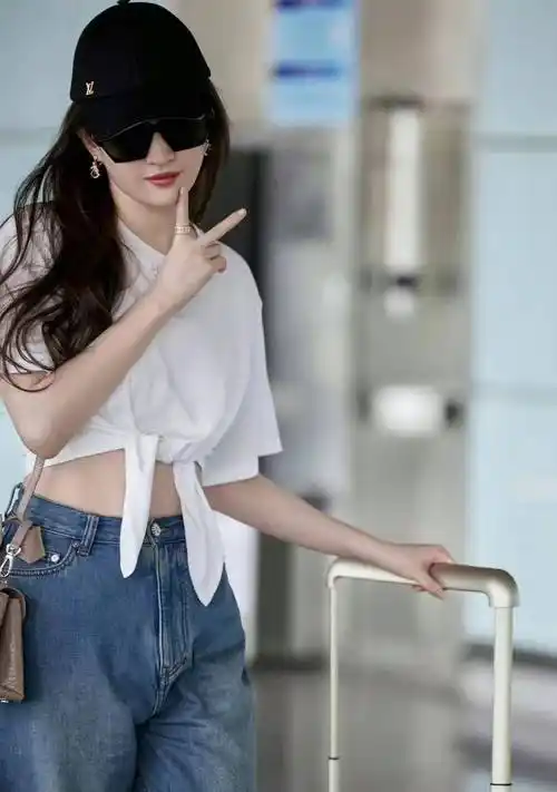 刘亦菲国外终于放开,穿露脐装炫欧式身材,不做纸片人美出强大感